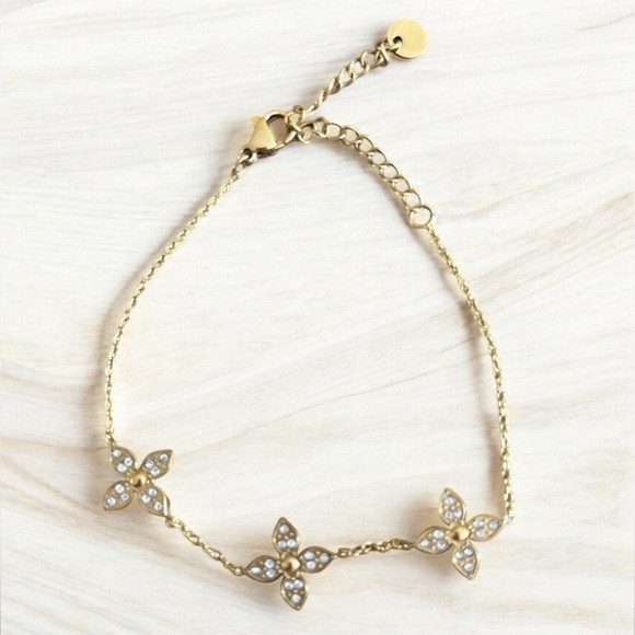 Elegant Gold Flower Bracelet with Crystal Accents - Picture 1 of 1